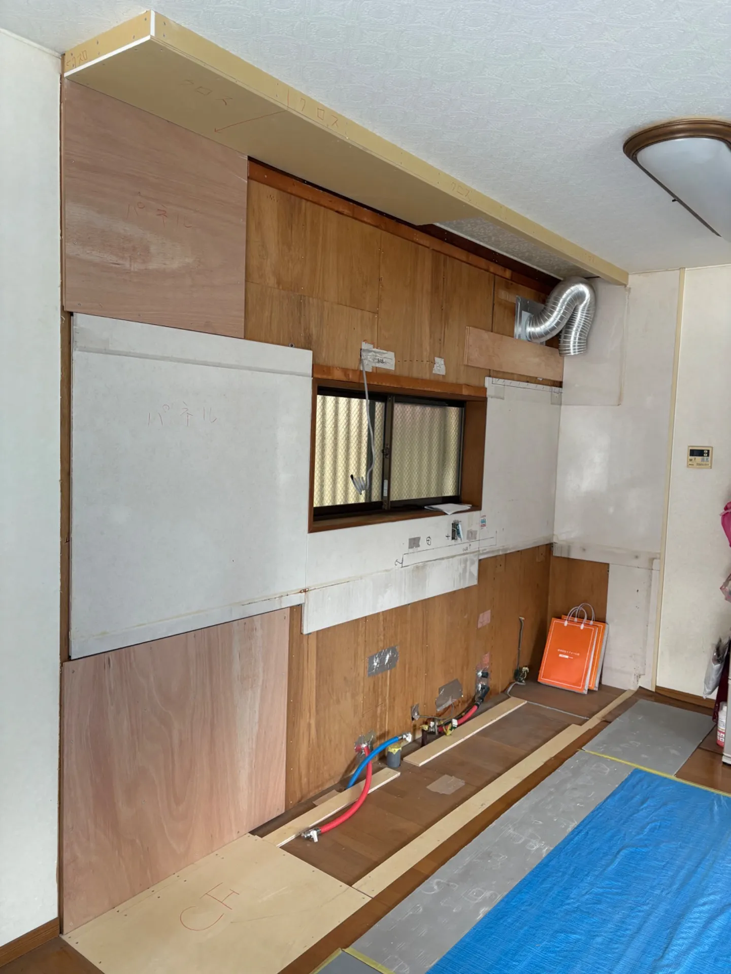 新キッチン設置の下準備です