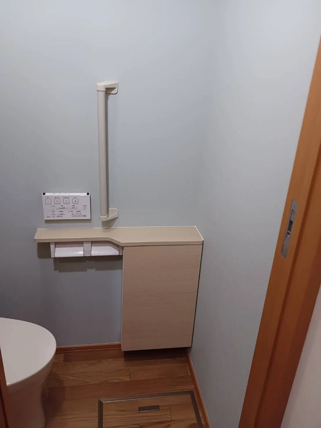 壁紙内装張替えからのトイレリフォームです。